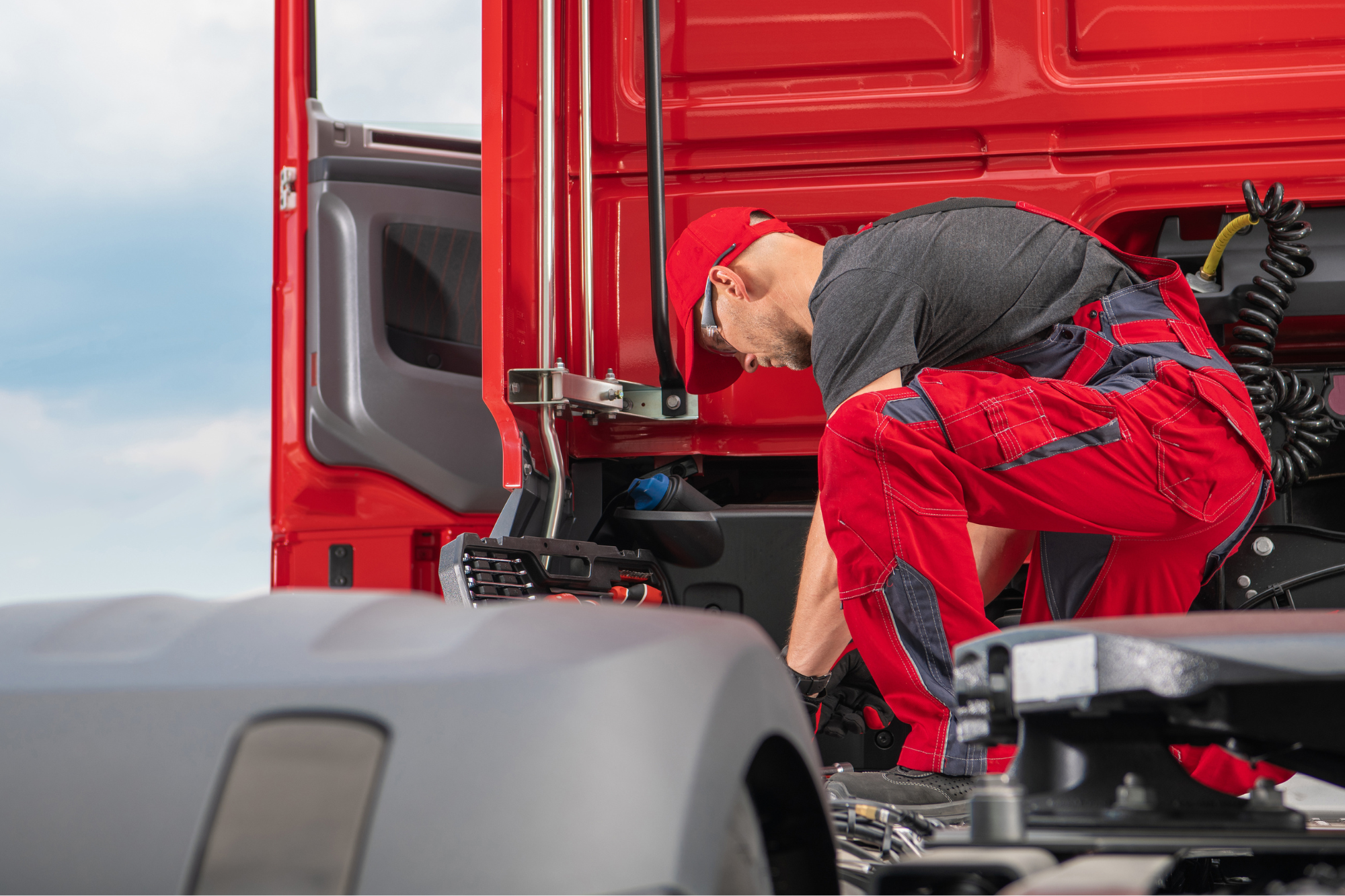 Mobile mechanic working on semi truck in Hollywood FL